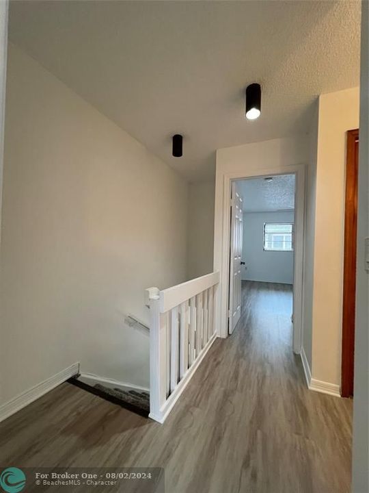 Active With Contract: $2,350 (2 beds, 1 baths, 1160 Square Feet)