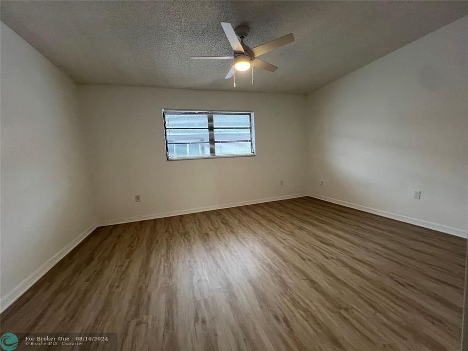 Active With Contract: $2,350 (2 beds, 1 baths, 1160 Square Feet)