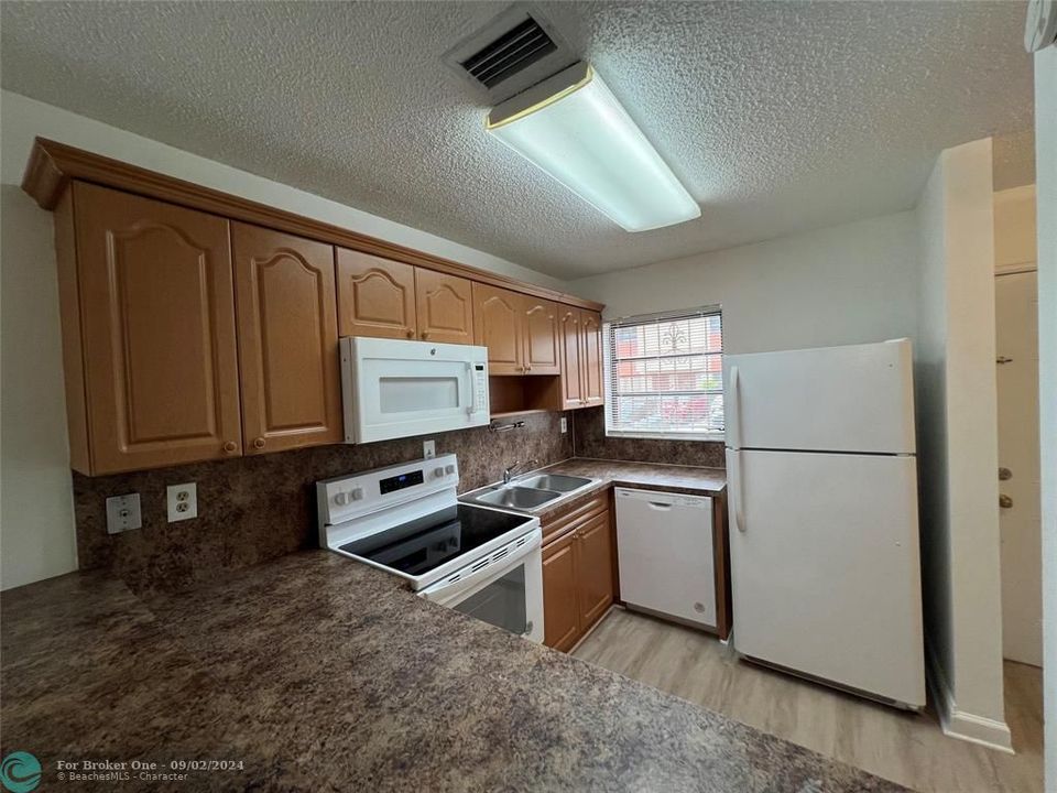 Active With Contract: $2,350 (2 beds, 1 baths, 1160 Square Feet)