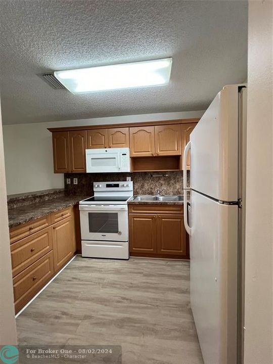 Active With Contract: $2,350 (2 beds, 1 baths, 1160 Square Feet)