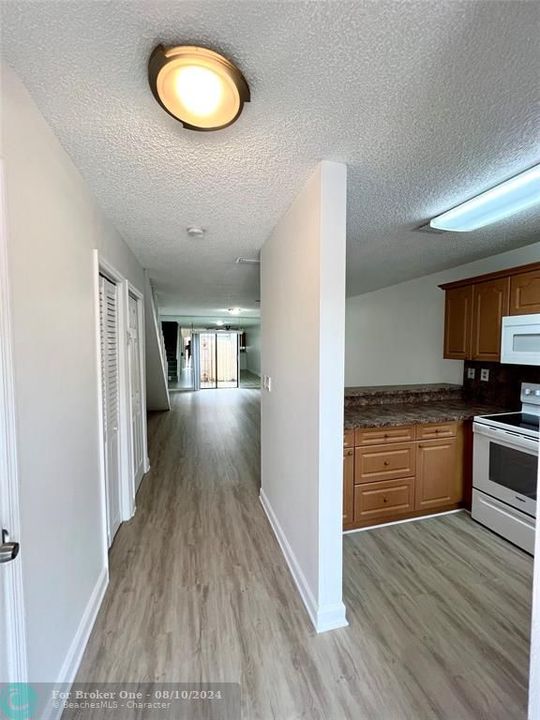 Active With Contract: $2,350 (2 beds, 1 baths, 1160 Square Feet)