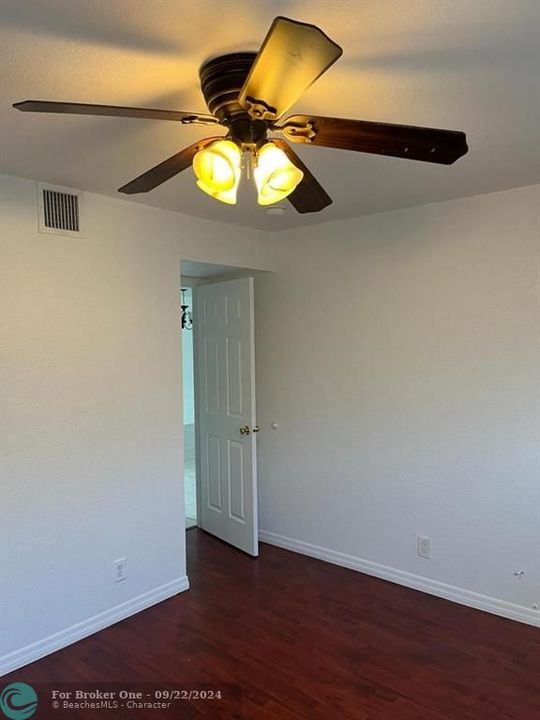 Active With Contract: $1,900 (2 beds, 2 baths, 1070 Square Feet)