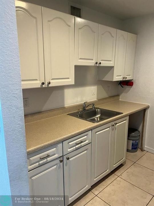 Active With Contract: $1,900 (2 beds, 2 baths, 1070 Square Feet)