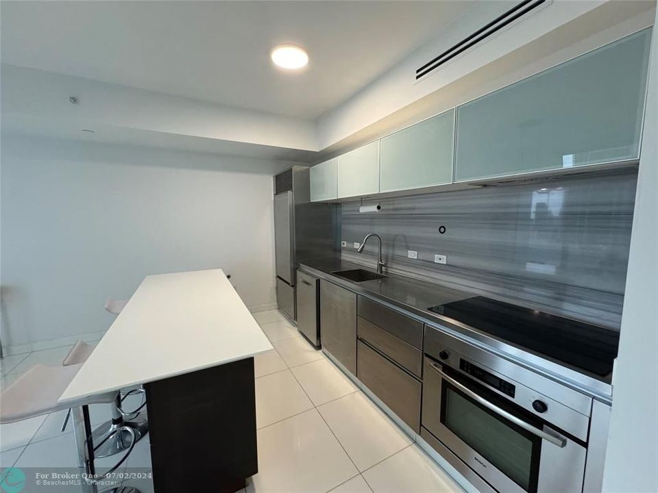 For Rent: $3,550 (1 beds, 1 baths, 808 Square Feet)
