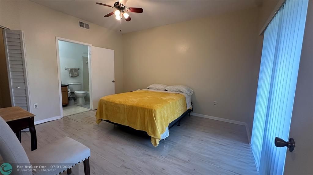 For Sale: $249,999 (2 beds, 2 baths, 858 Square Feet)