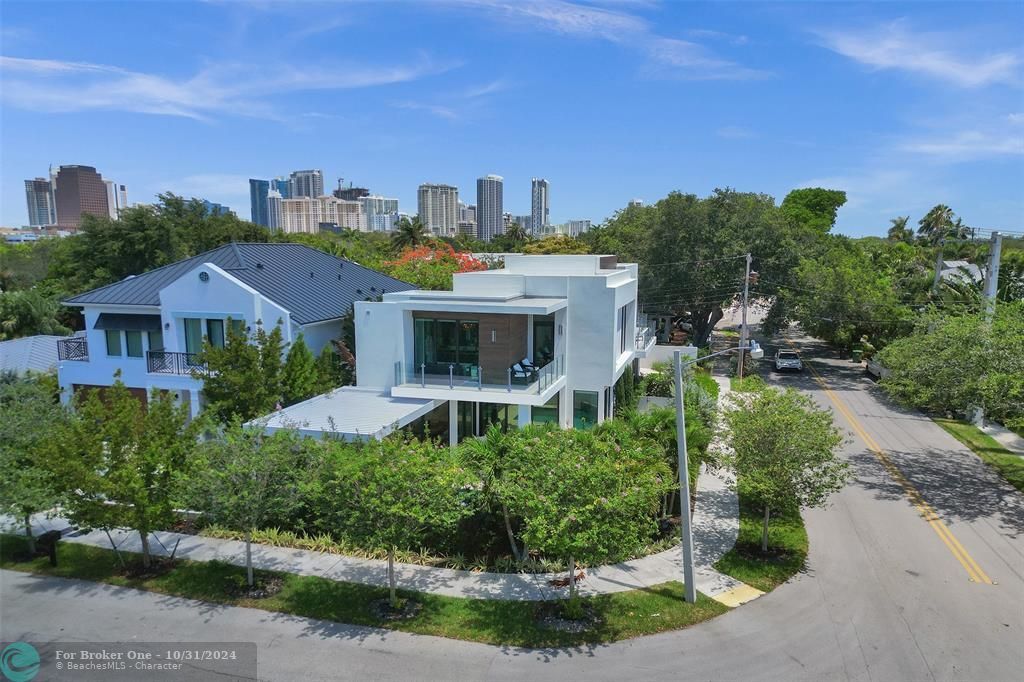 For Sale: $3,495,000 (4 beds, 5 baths, 3600 Square Feet)