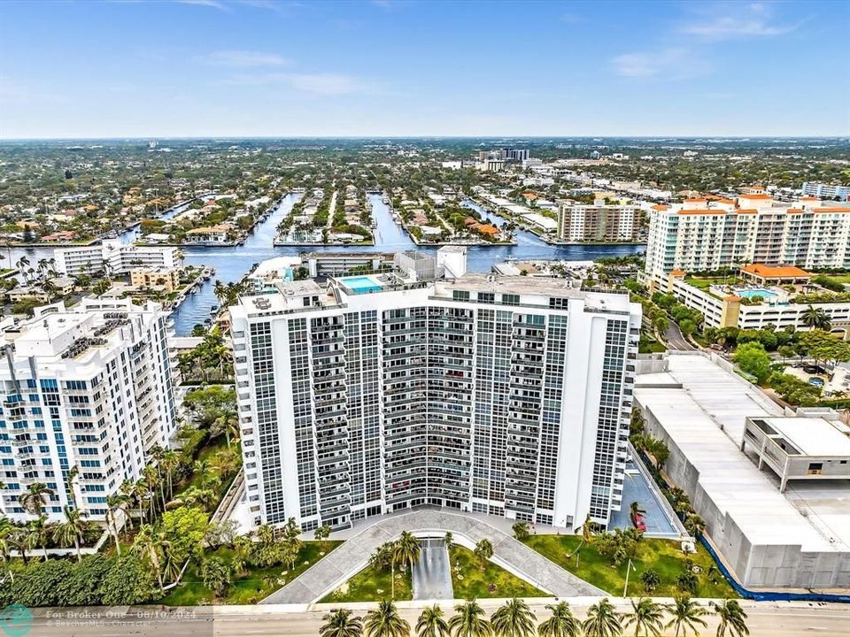 For Sale: $620,000 (2 beds, 2 baths, 1100 Square Feet)