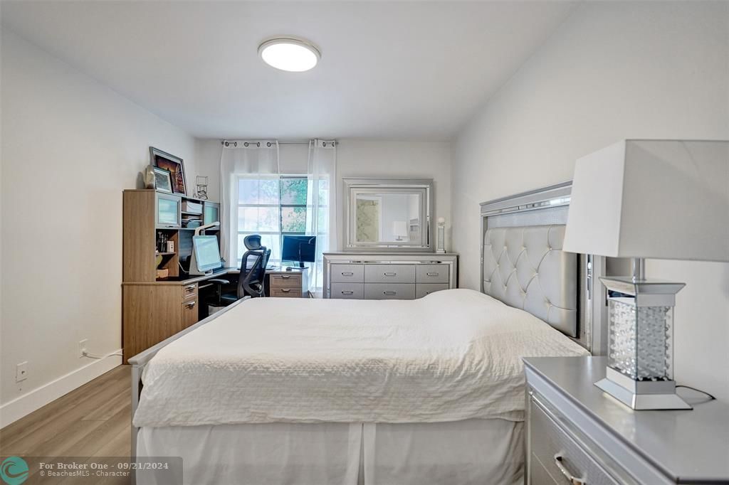 For Sale: $289,000 (2 beds, 2 baths, 936 Square Feet)