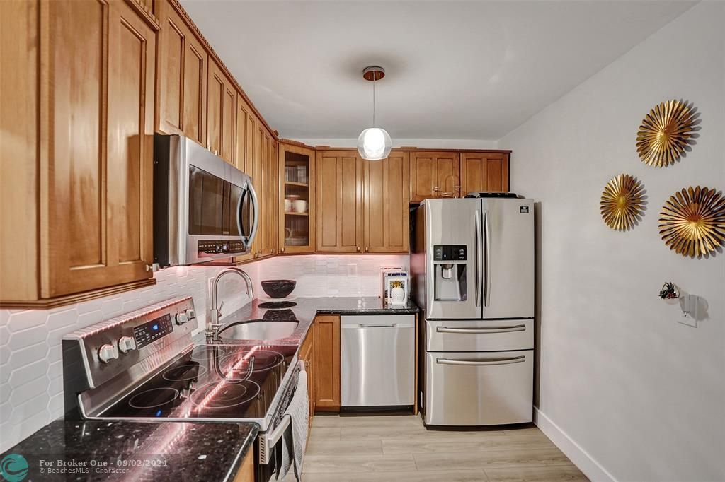 For Sale: $289,000 (2 beds, 2 baths, 936 Square Feet)