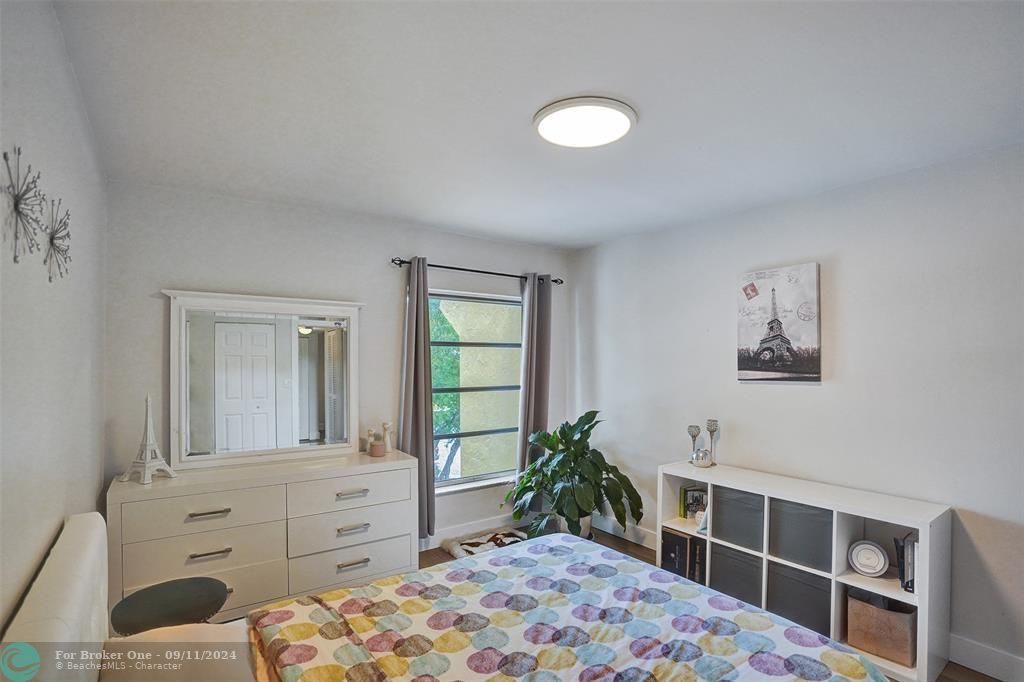 For Sale: $289,000 (2 beds, 2 baths, 936 Square Feet)