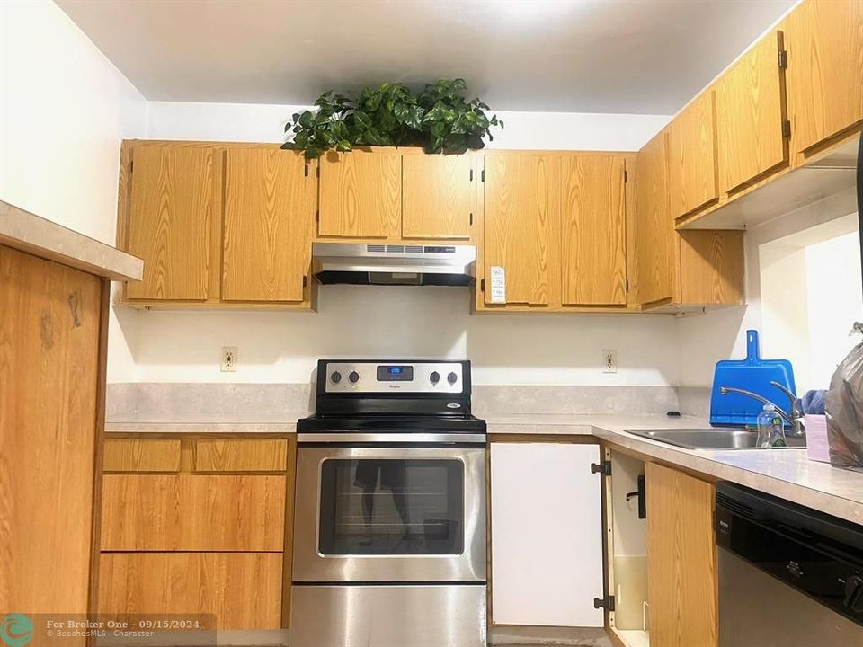 For Rent: $2,800 (3 beds, 2 baths, 1078 Square Feet)