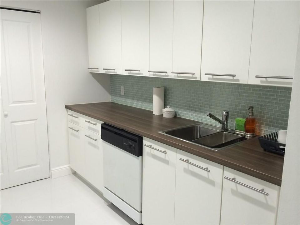 For Rent: $2,100 (2 beds, 2 baths, 933 Square Feet)