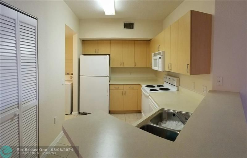 For Rent: $1,890 (1 beds, 1 baths, 878 Square Feet)