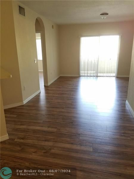 For Rent: $1,890 (1 beds, 1 baths, 878 Square Feet)