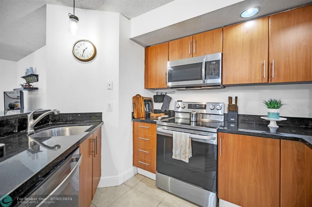 Active With Contract: $265,000 (2 beds, 2 baths, 1027 Square Feet)