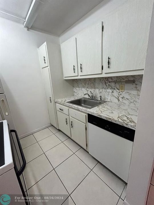 Recently Rented: $1,450 (1 beds, 1 baths, 580 Square Feet)