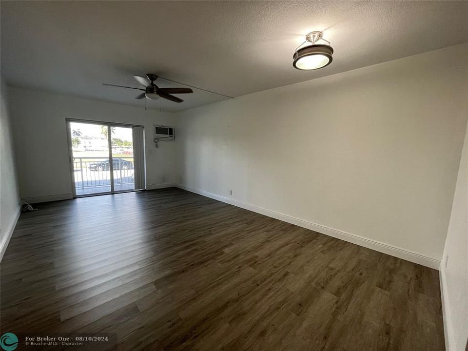 For Rent: $2,200 (1 beds, 1 baths, 690 Square Feet)