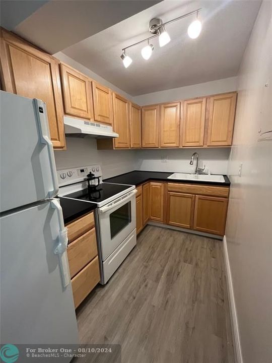 For Rent: $2,200 (1 beds, 1 baths, 690 Square Feet)