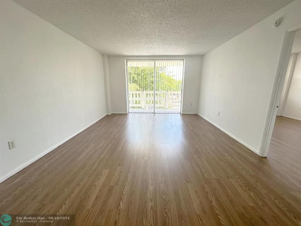 Recently Rented: $1,550 (1 beds, 1 baths, 840 Square Feet)