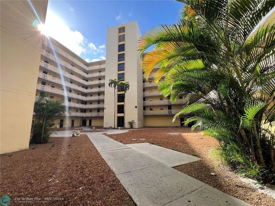 Active With Contract: $1,550 (1 beds, 1 baths, 840 Square Feet)