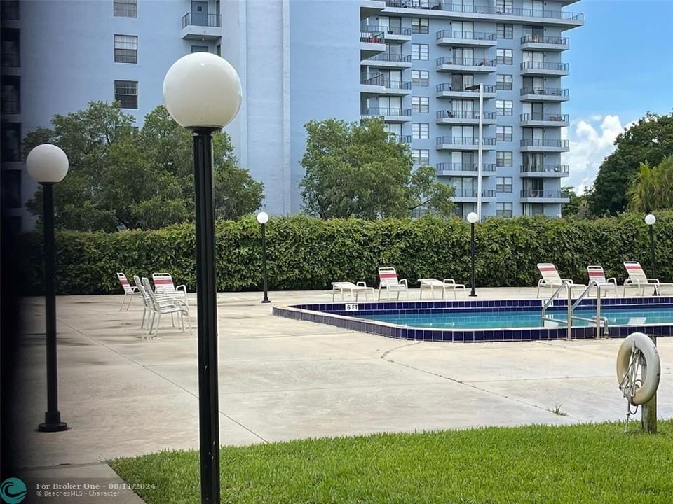 Active With Contract: $1,550 (1 beds, 1 baths, 840 Square Feet)