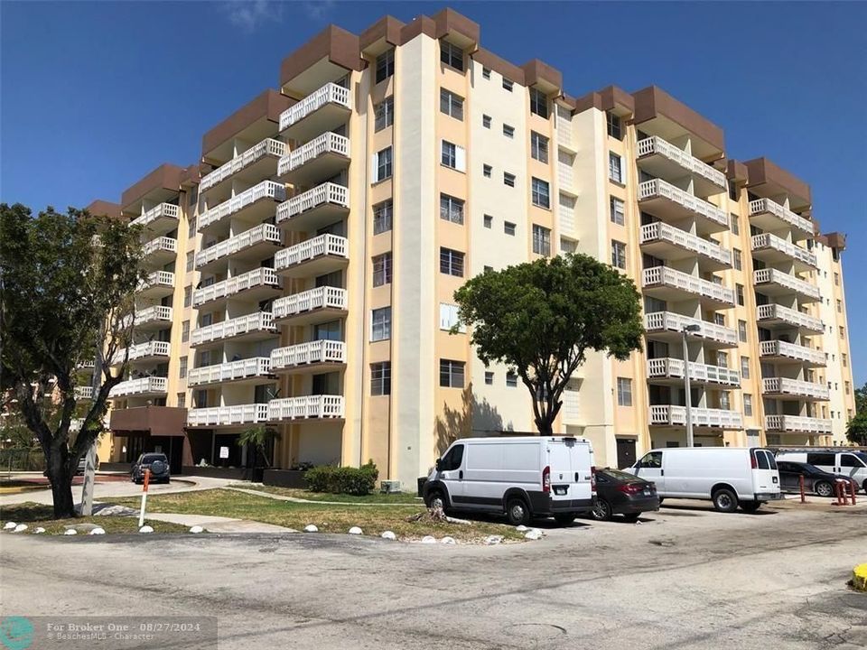 Active With Contract: $1,550 (1 beds, 1 baths, 840 Square Feet)