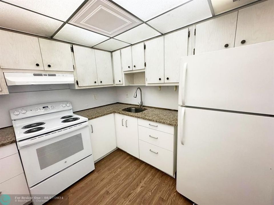 Active With Contract: $1,550 (1 beds, 1 baths, 840 Square Feet)