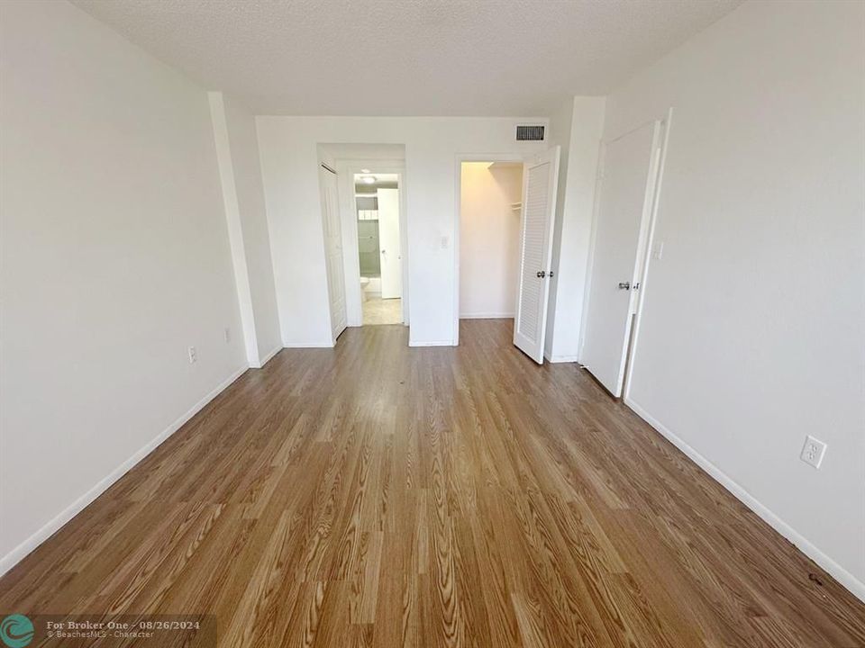 Active With Contract: $1,550 (1 beds, 1 baths, 840 Square Feet)