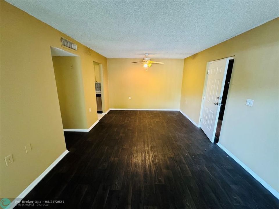 Active With Contract: $1,650 (2 beds, 1 baths, 708 Square Feet)