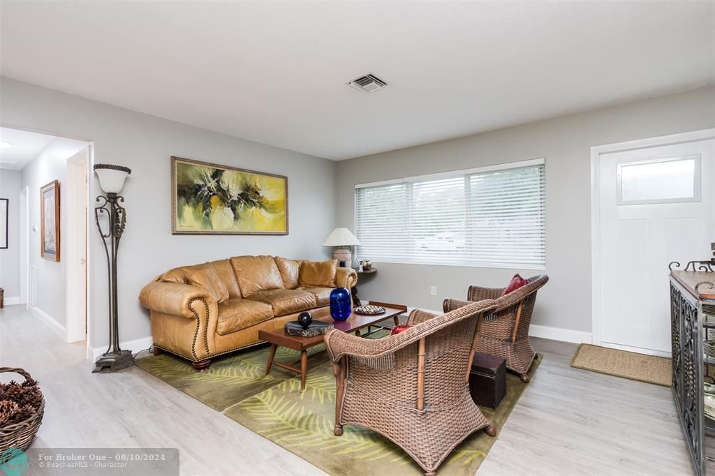 Active With Contract: $499,000 (3 beds, 2 baths, 1324 Square Feet)