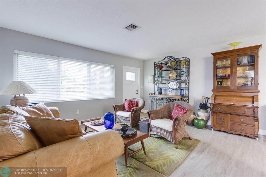 Active With Contract: $499,000 (3 beds, 2 baths, 1324 Square Feet)