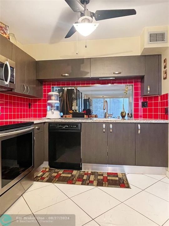 For Sale: $236,900 (2 beds, 2 baths, 965 Square Feet)