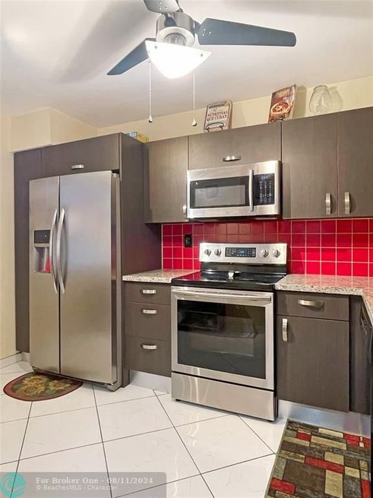 For Sale: $239,700 (2 beds, 2 baths, 965 Square Feet)