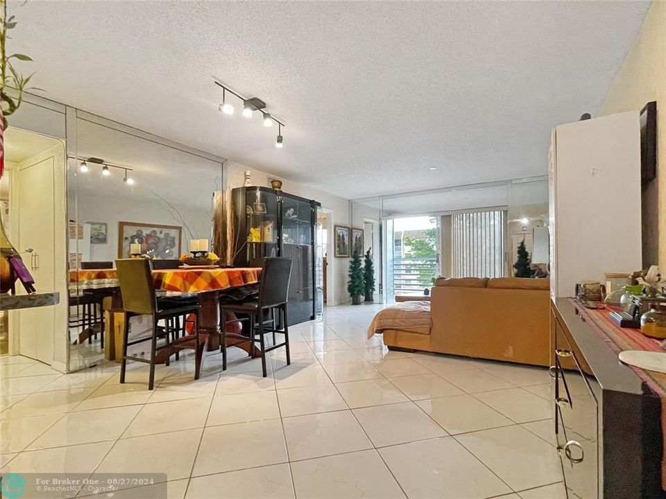 For Sale: $239,700 (2 beds, 2 baths, 965 Square Feet)