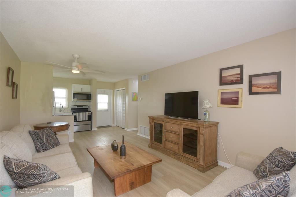 Active With Contract: $124,900 (1 beds, 1 baths, 600 Square Feet)