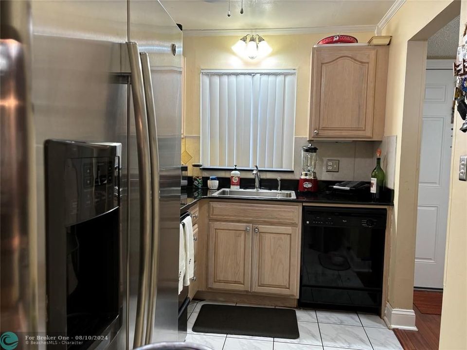 For Sale: $165,000 (2 beds, 2 baths, 850 Square Feet)