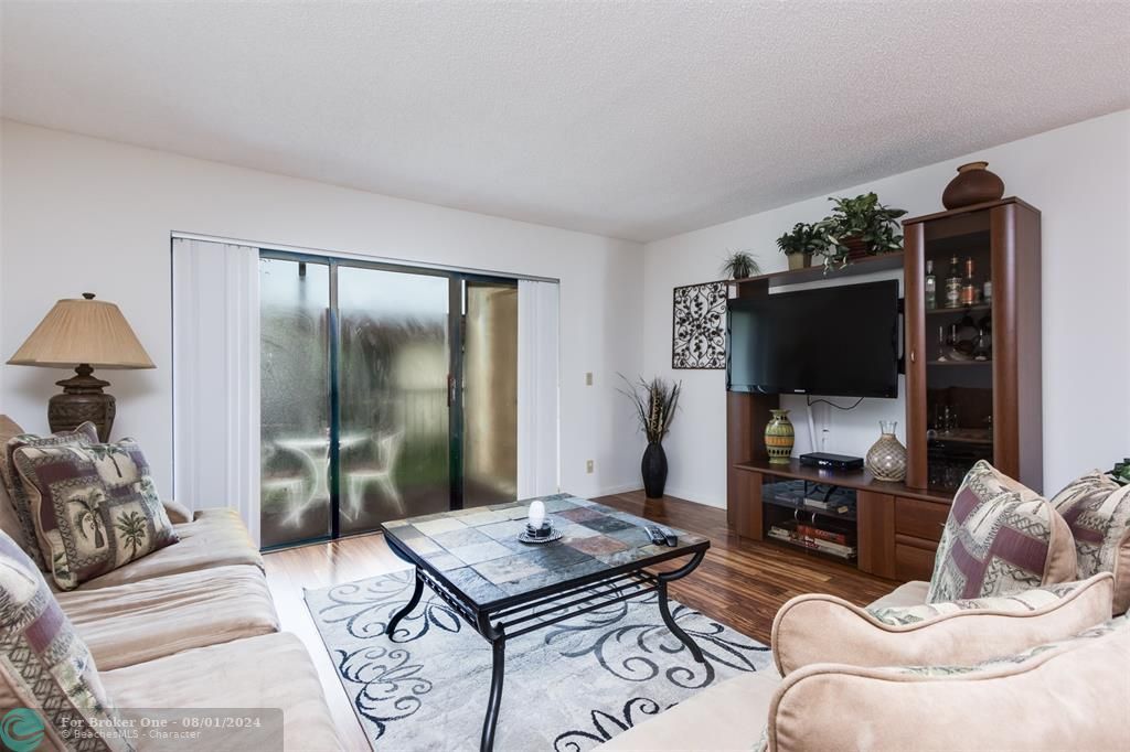 For Sale: $349,000 (2 beds, 2 baths, 1225 Square Feet)