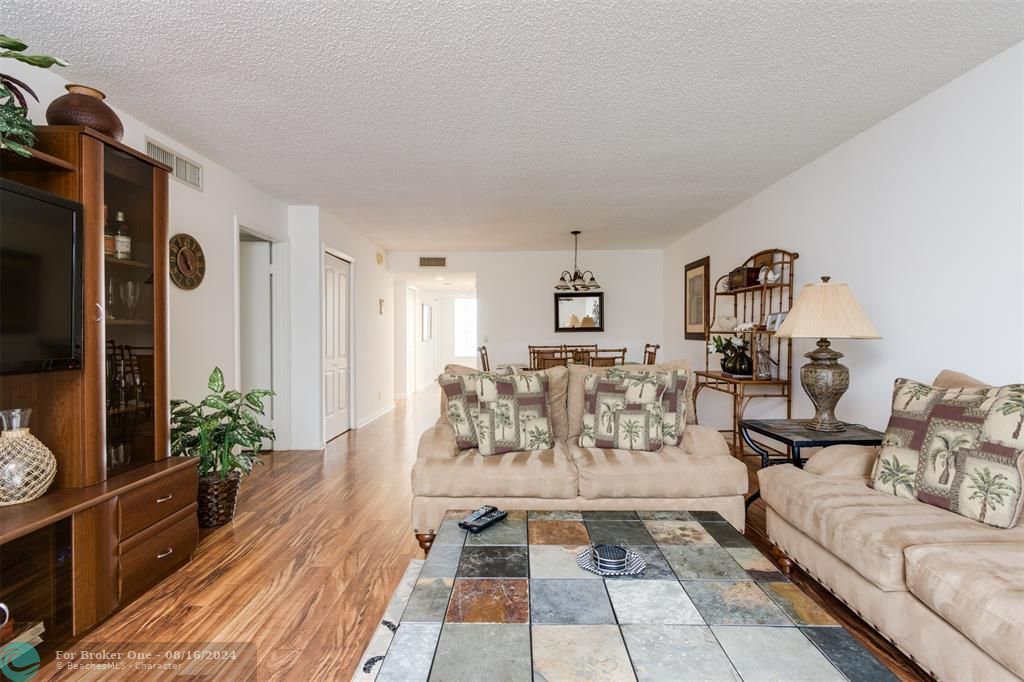 For Sale: $349,000 (2 beds, 2 baths, 1225 Square Feet)