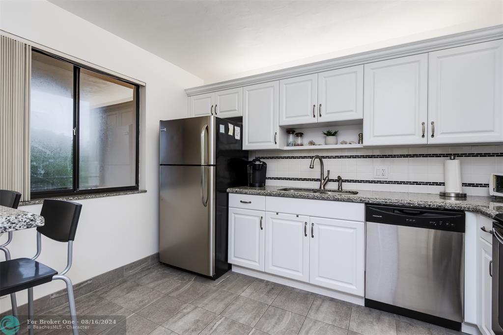 For Sale: $349,000 (2 beds, 2 baths, 1225 Square Feet)