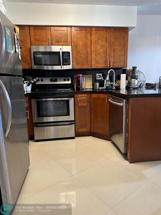 For Rent: $2,400 (1 beds, 2 baths, 910 Square Feet)