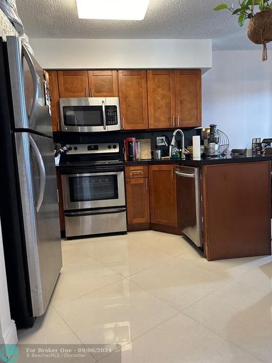 For Rent: $2,400 (1 beds, 2 baths, 910 Square Feet)