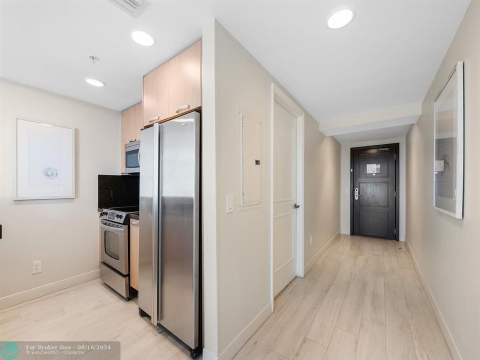 For Sale: $299,000 (1 beds, 1 baths, 906 Square Feet)