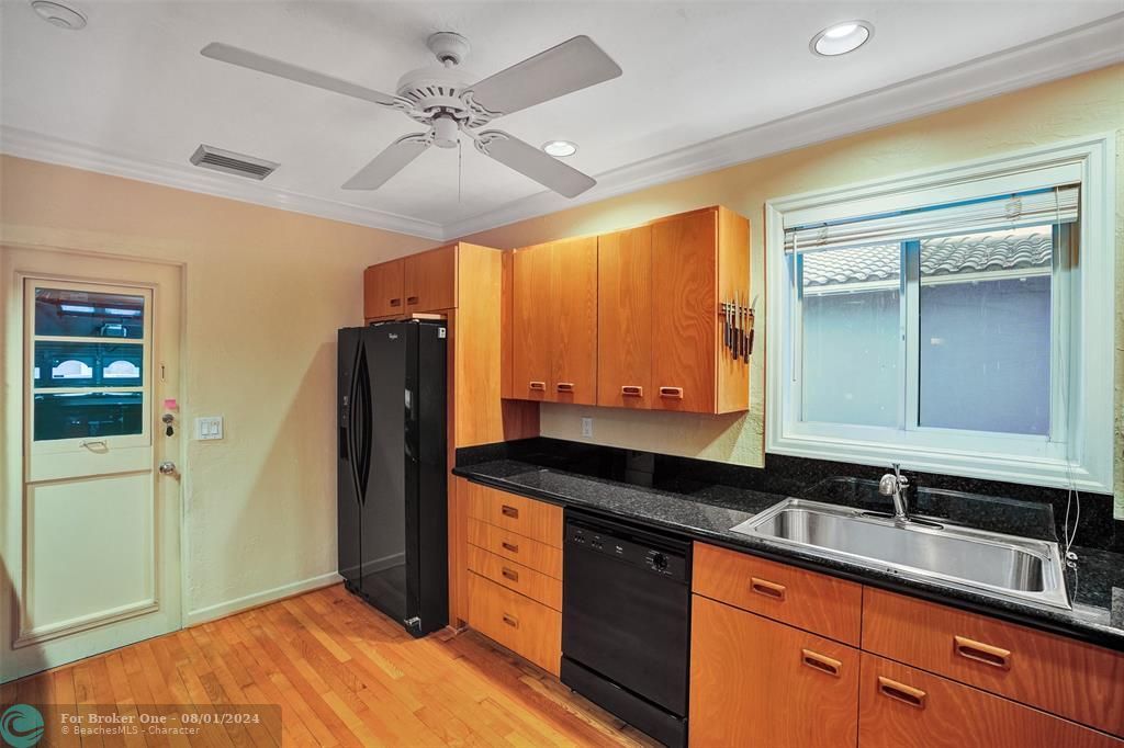 For Sale: $1,100,000 (2 beds, 2 baths, 1962 Square Feet)