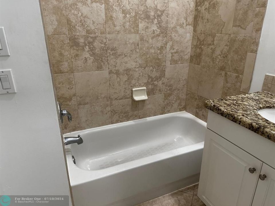 最近租的: $3,400 (3 贝兹, 2 浴室, 1679 平方英尺)