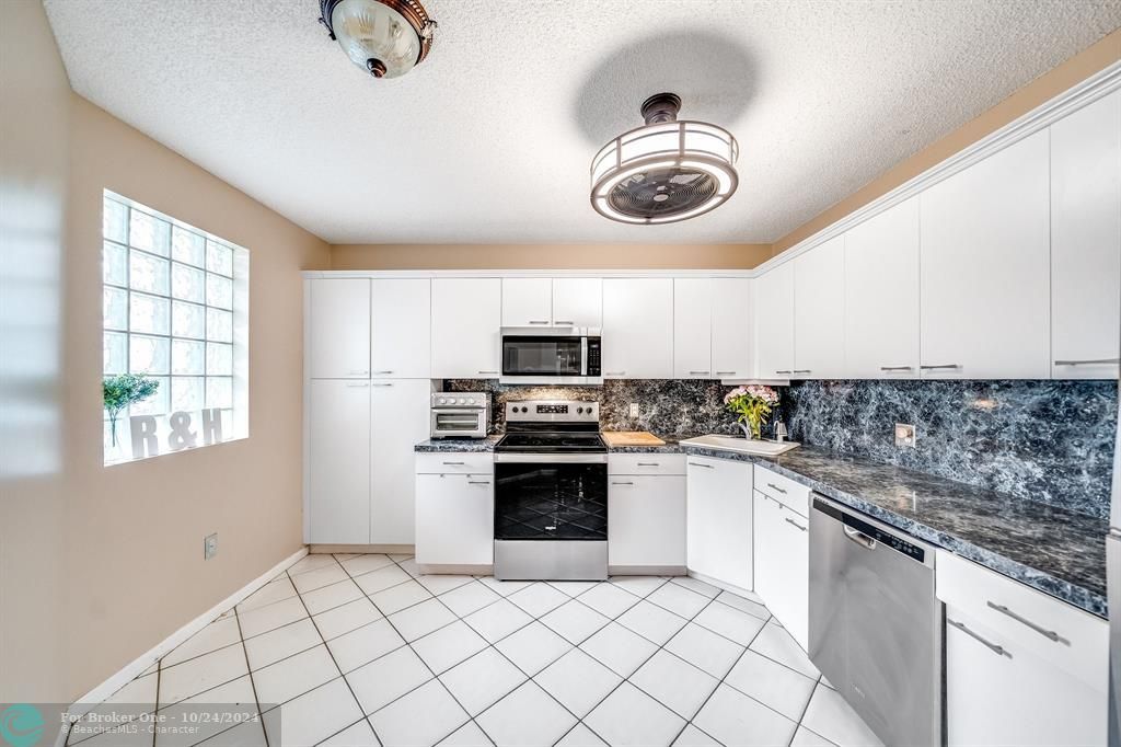 For Sale: $347,000 (3 beds, 2 baths, 1392 Square Feet)