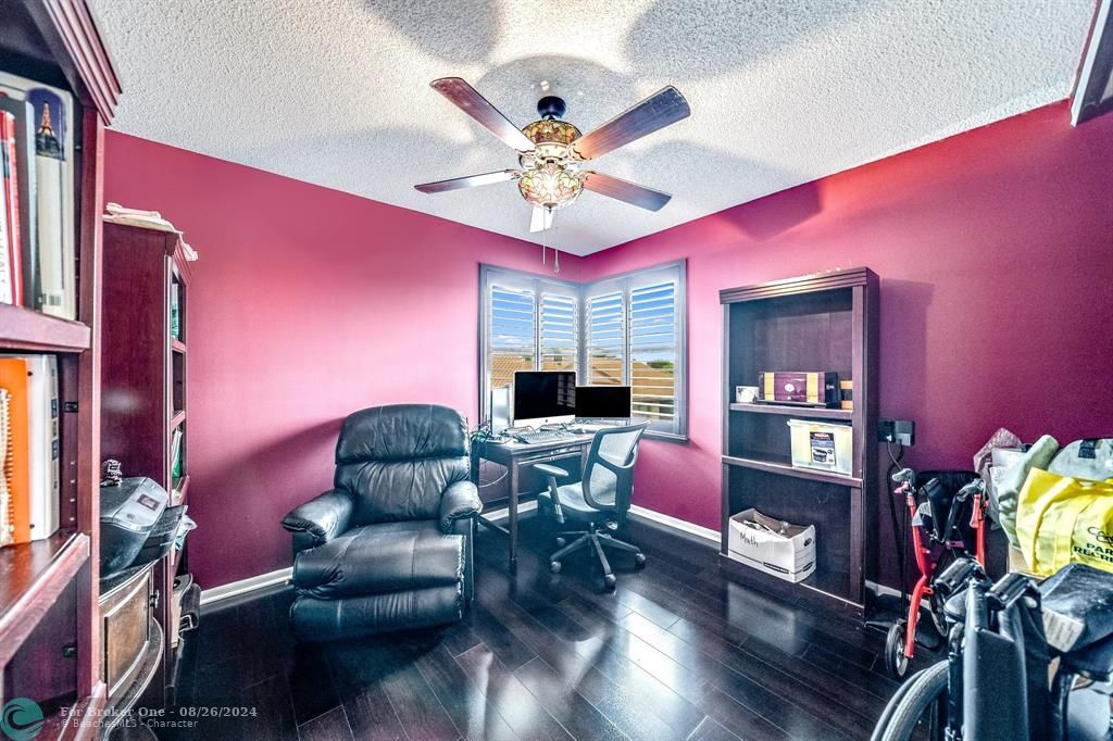 For Sale: $347,000 (3 beds, 2 baths, 1392 Square Feet)