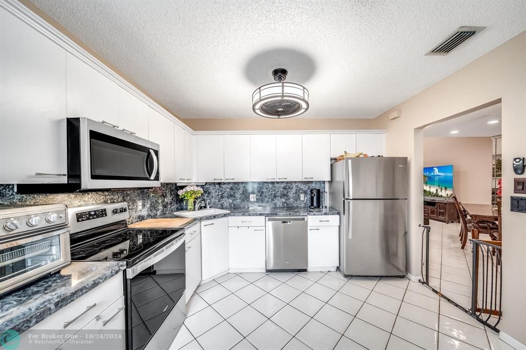 For Sale: $347,000 (3 beds, 2 baths, 1392 Square Feet)