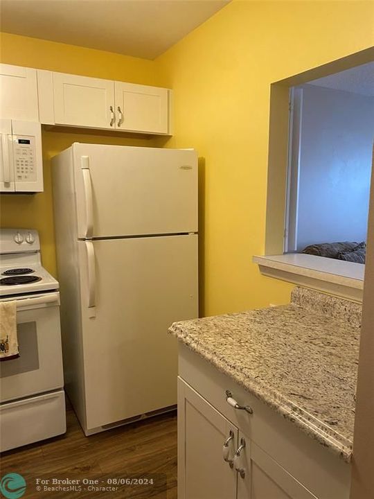 For Sale: $124,900 (1 beds, 1 baths, 700 Square Feet)