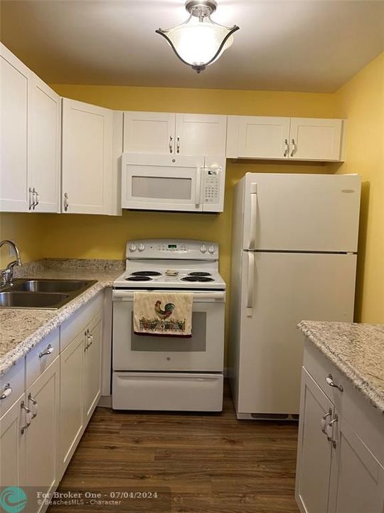 For Sale: $124,900 (1 beds, 1 baths, 700 Square Feet)