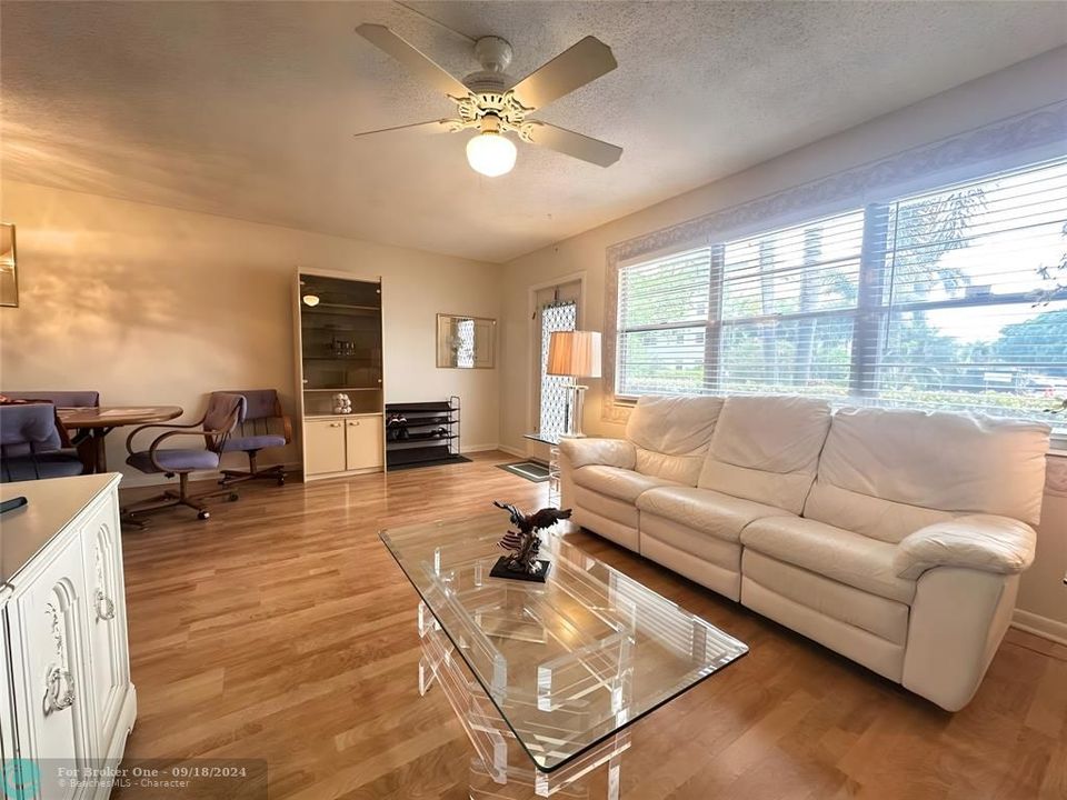 For Sale: $154,900 (1 beds, 2 baths, 719 Square Feet)